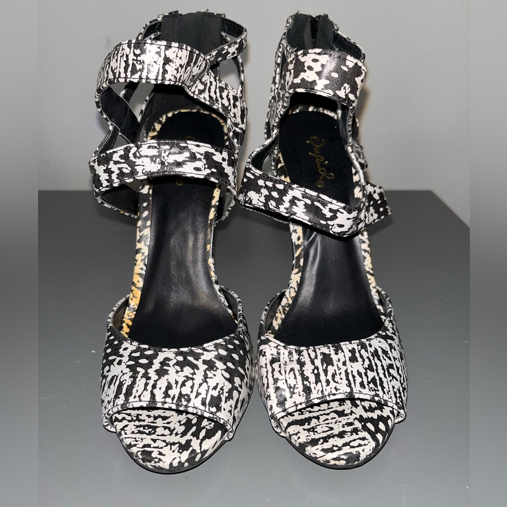 Qupid 4.5 in heels | Size 7m Blk/Wte
